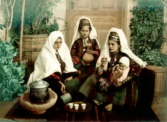 Gruppe af arabiske kvinder fra Betlehem drikker kaffe, ca. 1880-1900 (fotokrom)